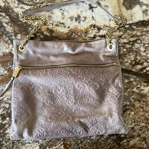 HOBO can be carried either on shoulder or as crossbody.